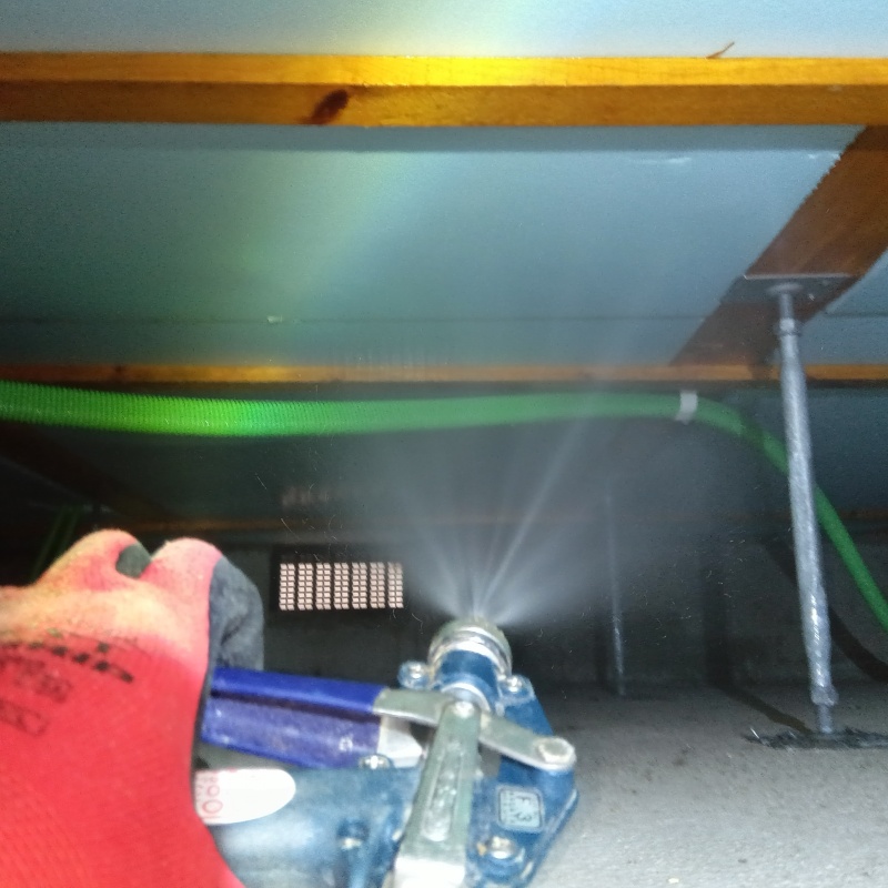 床下木材に防蟻剤を散布