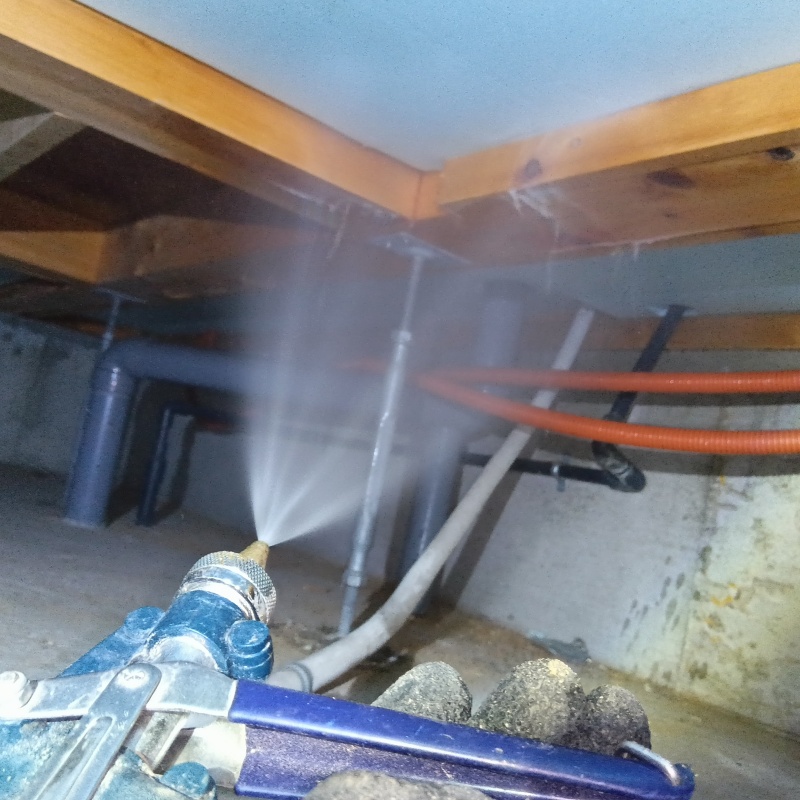 床下断熱材に防蟻剤を散布