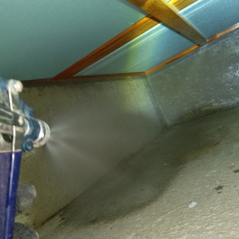 地面・基礎に防蟻剤を散布