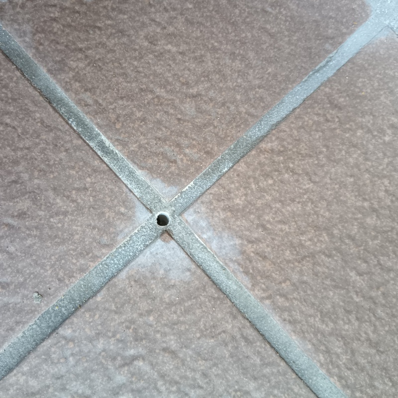 防蟻剤を注入するための穴を開けた様子