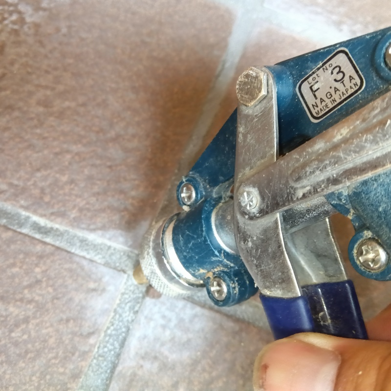 玄関床の目地から防蟻剤を注入