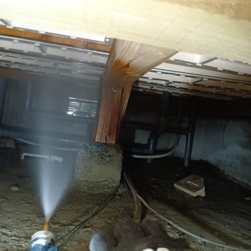 床下の木材にシロアリ駆除剤を散布