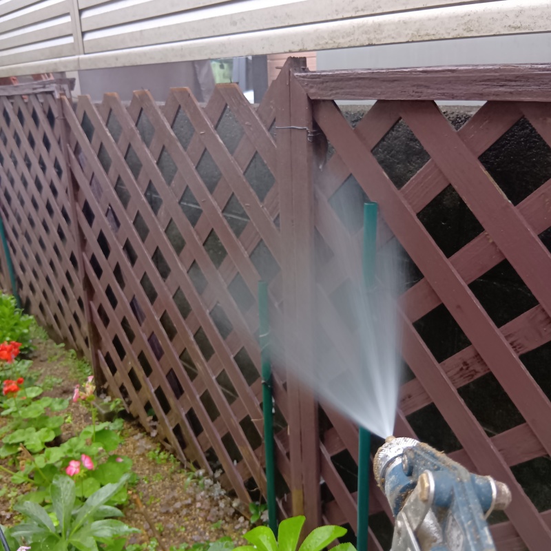 木製フェンスにシロアリ駆除剤を散布