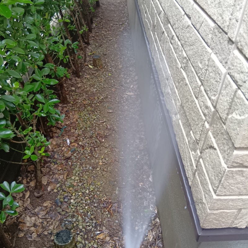 屋外の地面にシロアリ駆除剤を散布