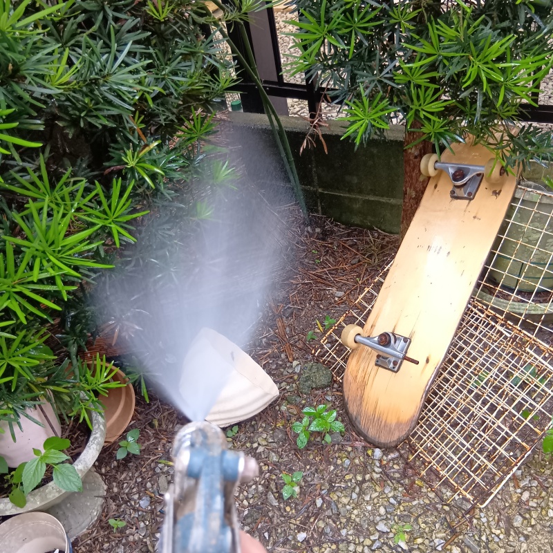 屋外の地面にシロアリ駆除剤を散布