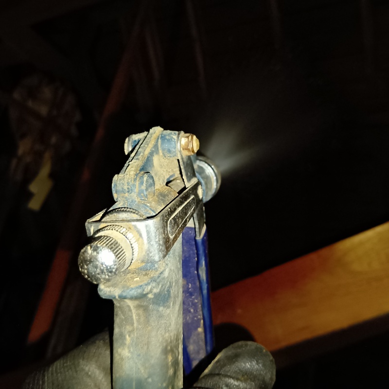 屋根裏にシロアリ駆除剤を散布