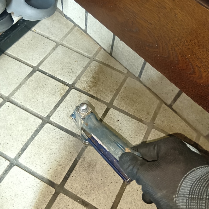 床にシロアリ駆除剤を注入