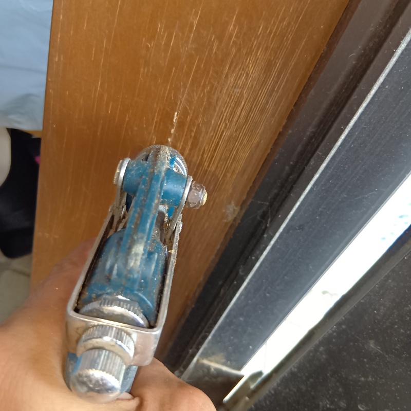 柱にシロアリ駆除剤を注入