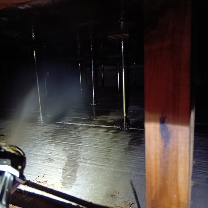 床下の木材にシロアリ駆除剤を散布