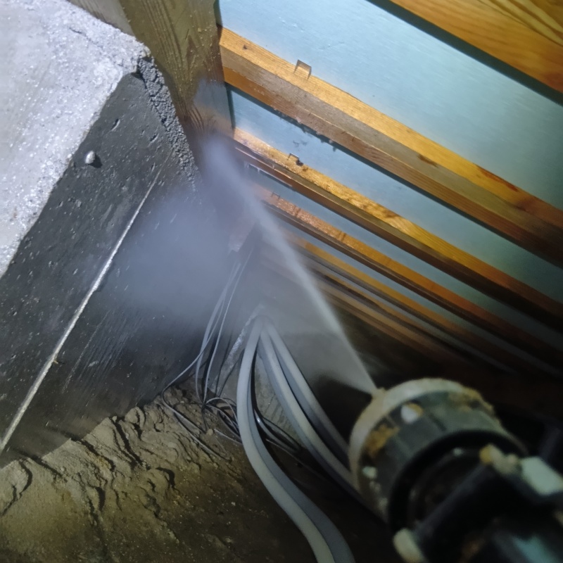 床下の木材にシロアリ駆除剤を散布