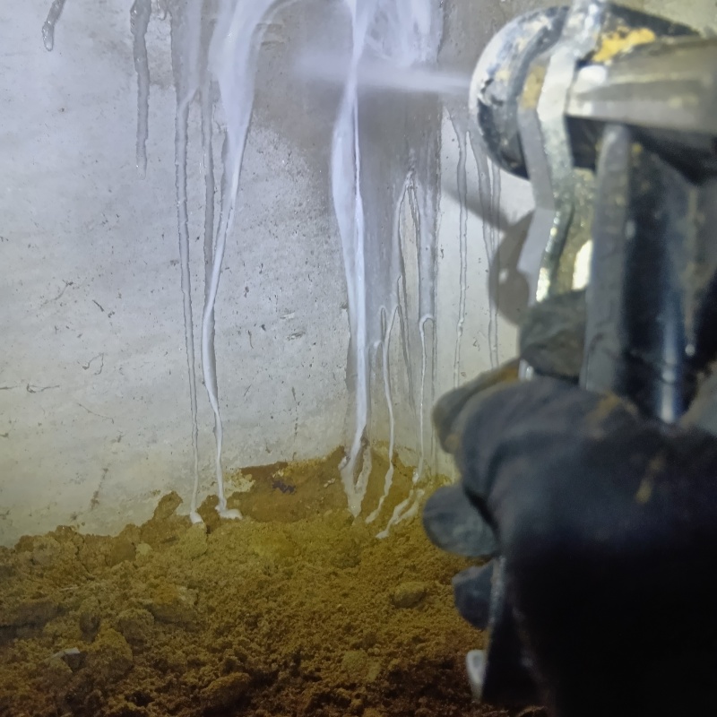 床下の基礎部分にシロアリ駆除剤を散布