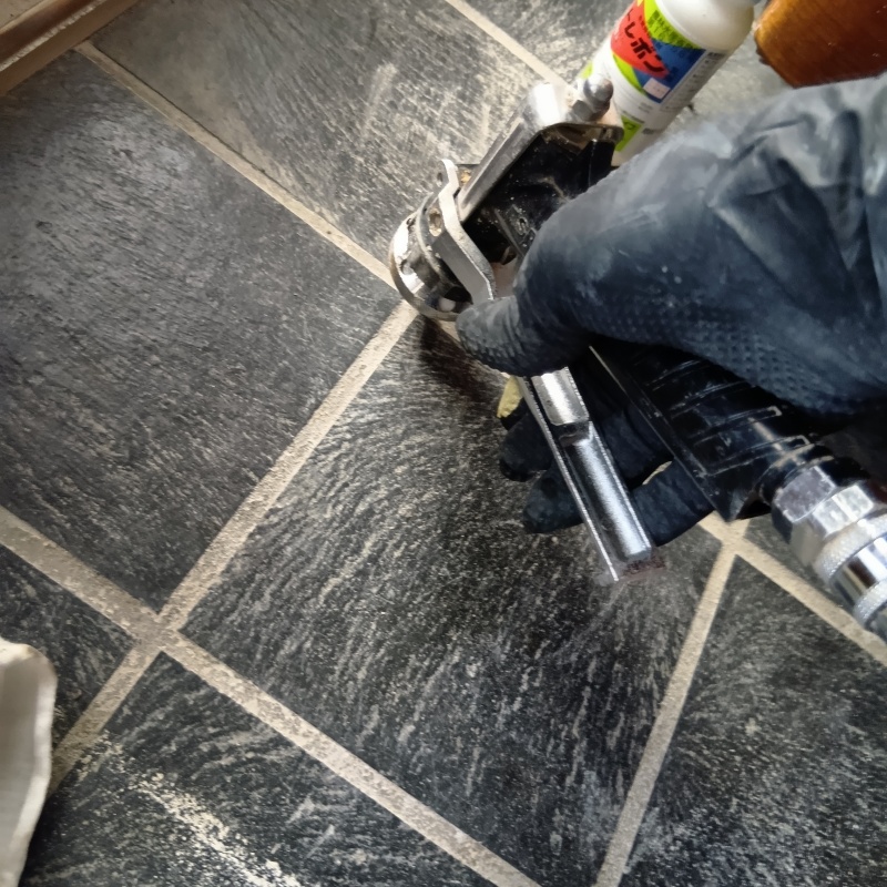 床にシロアリ駆除剤を注入