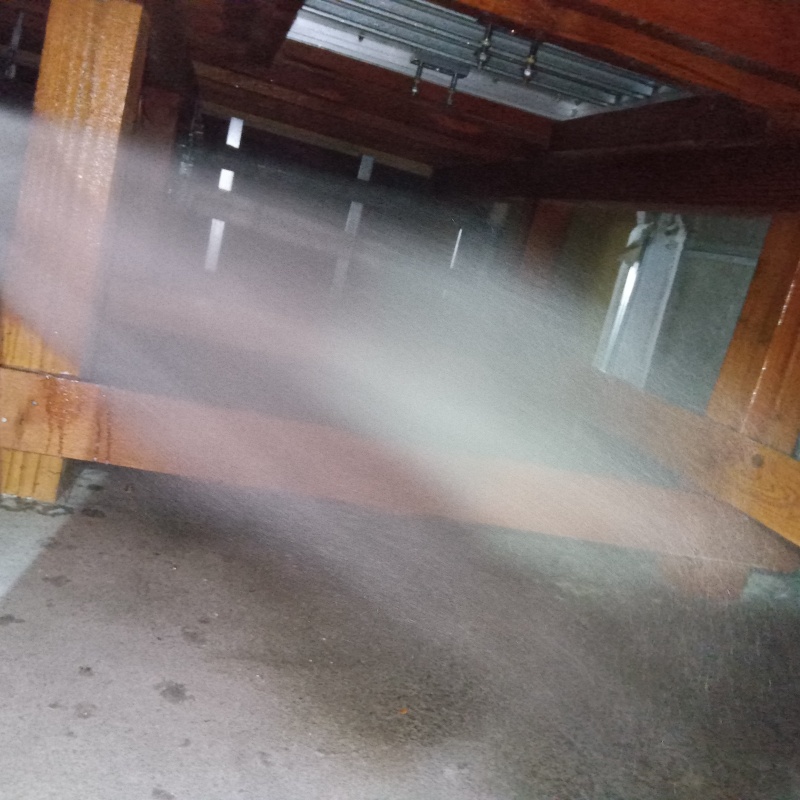 床下の地面にシロアリ駆除剤を散布