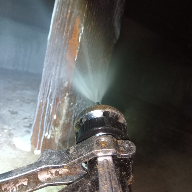 床下の木材にシロアリ駆除剤を散布