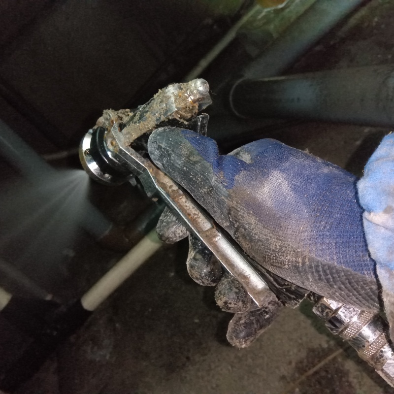 床下の地面にシロアリ駆除剤を散布