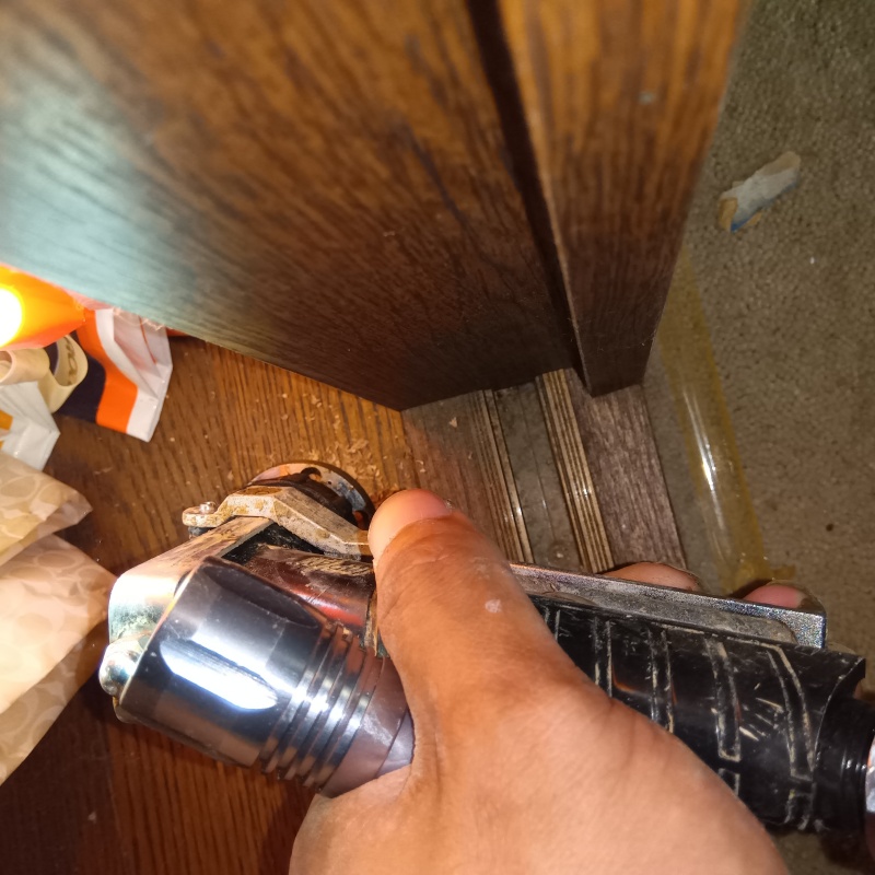 床にシロアリ駆除剤を注入