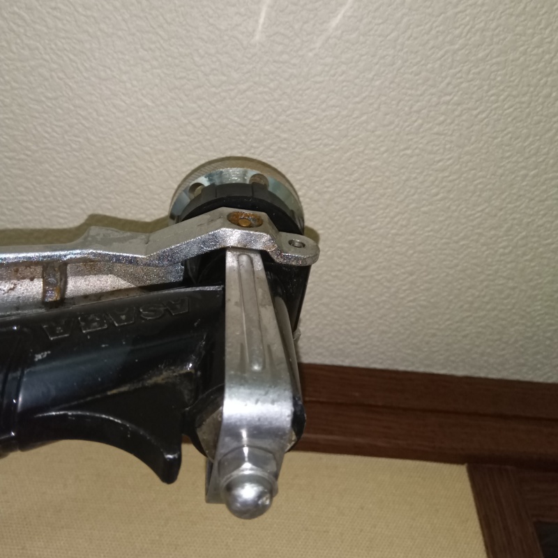 壁にシロアリ駆除剤を注入