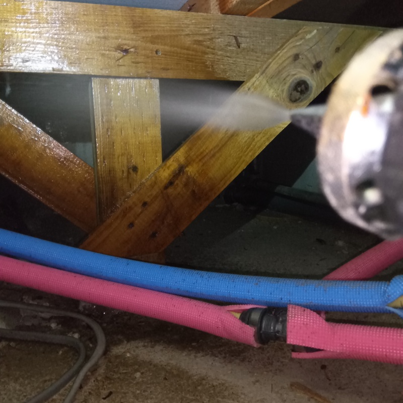 床下の木材に防蟻剤を散布