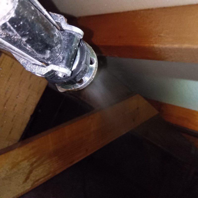 床下の地面に防蟻剤を散布