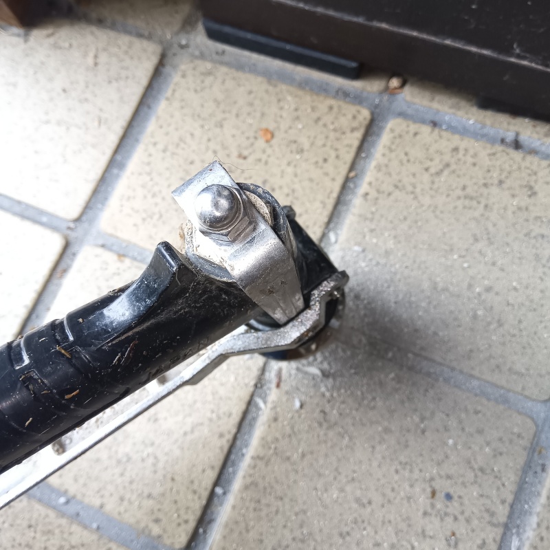 床に防蟻剤を注入