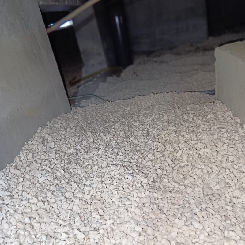 床下に調湿材を敷き詰めた様子