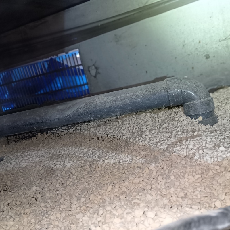 床下に調湿材を敷き詰めた様子