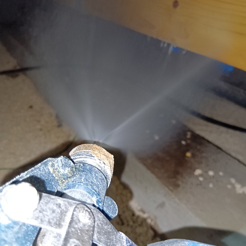 床下の木材に防蟻剤を散布