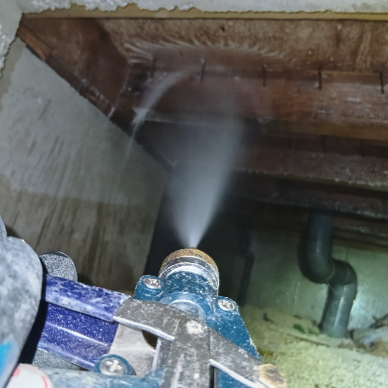 床下の木材に防蟻剤を散布