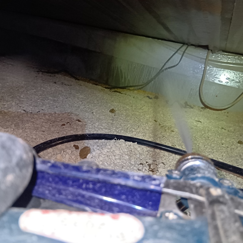 床下の基礎部分に防蟻剤を散布