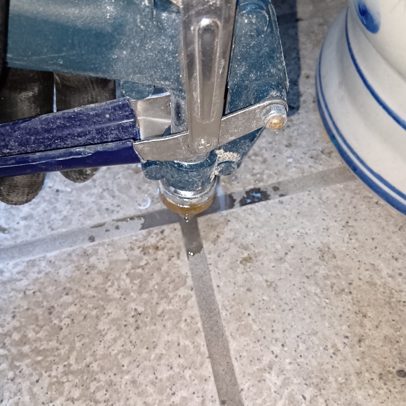 床に防蟻剤を注入