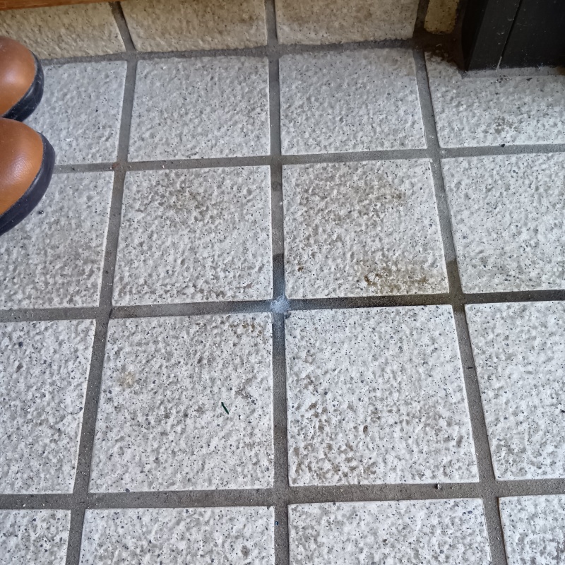 開けた穴を修復した様子