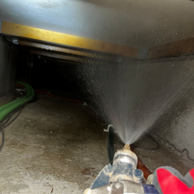 床下の木材に防蟻剤を散布