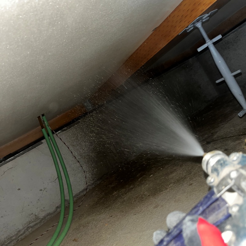 床下の木材に防蟻剤を散布