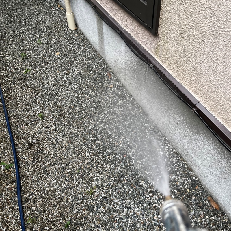 屋外の地面に防蟻剤を散布