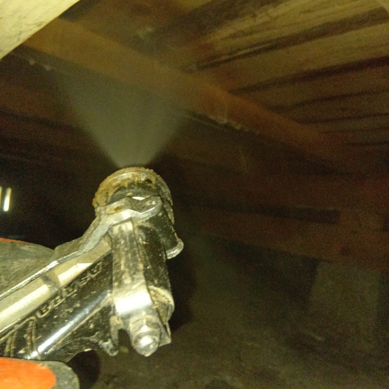 床下の木材にシロアリ駆除剤を散布