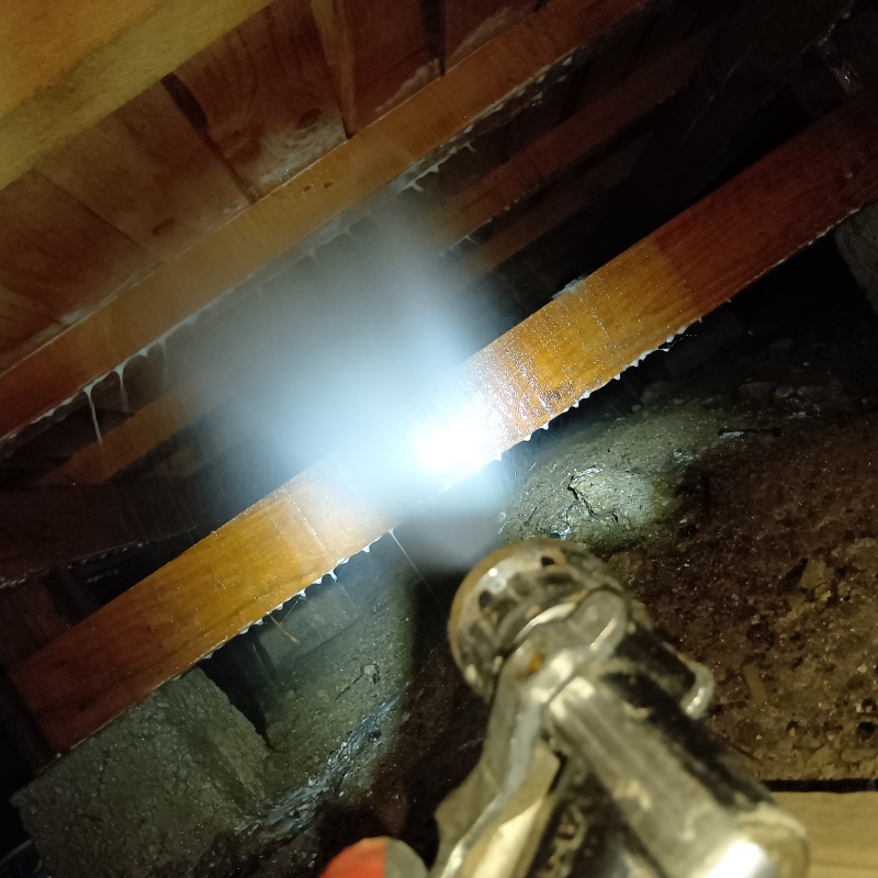 床下の木材にシロアリ駆除剤を散布