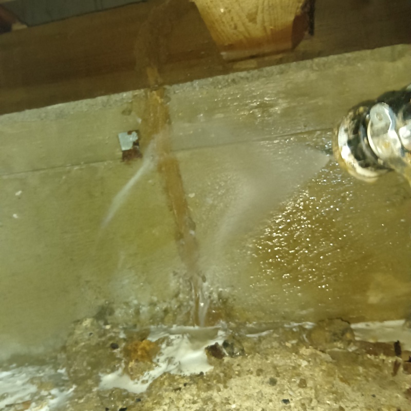 床下の地面にシロアリ駆除剤を散布