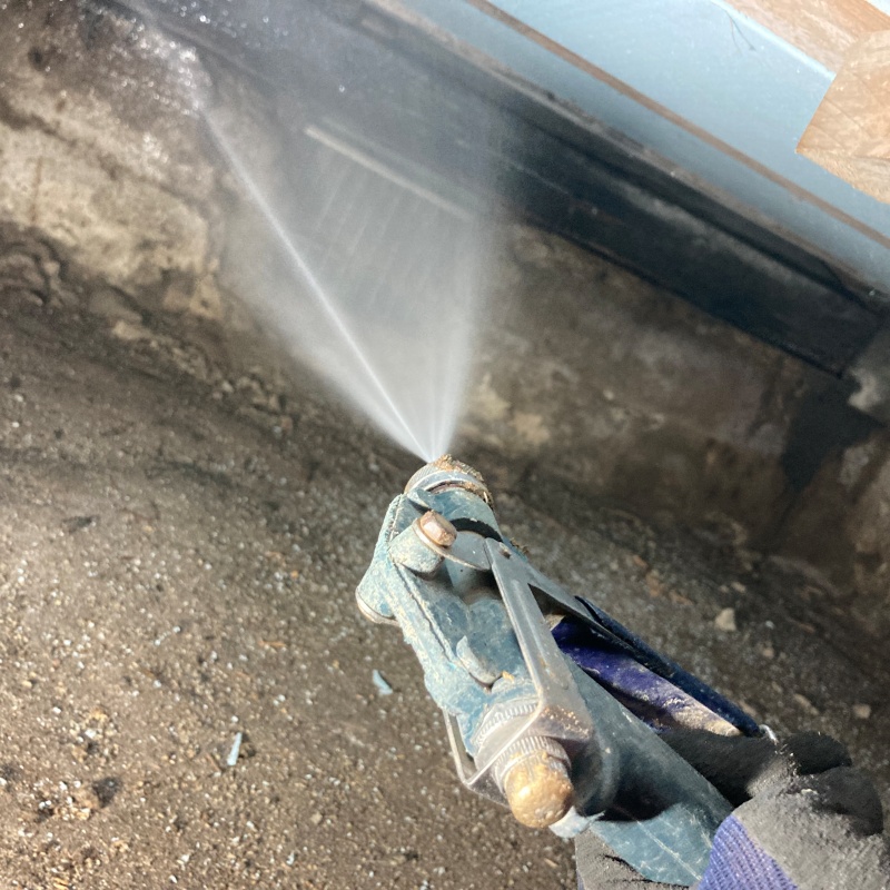 床下の木材にシロアリ駆除剤を散布