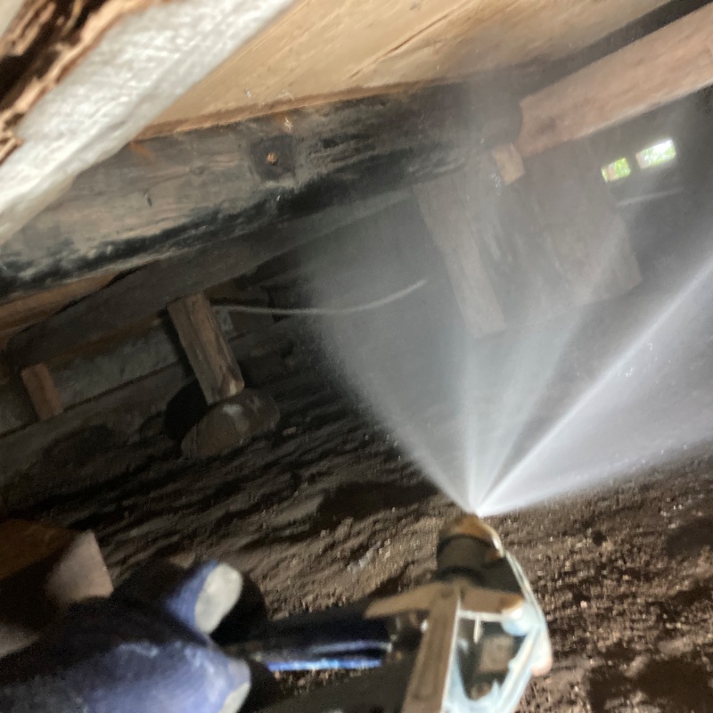 床下の木材にシロアリ駆除剤を散布