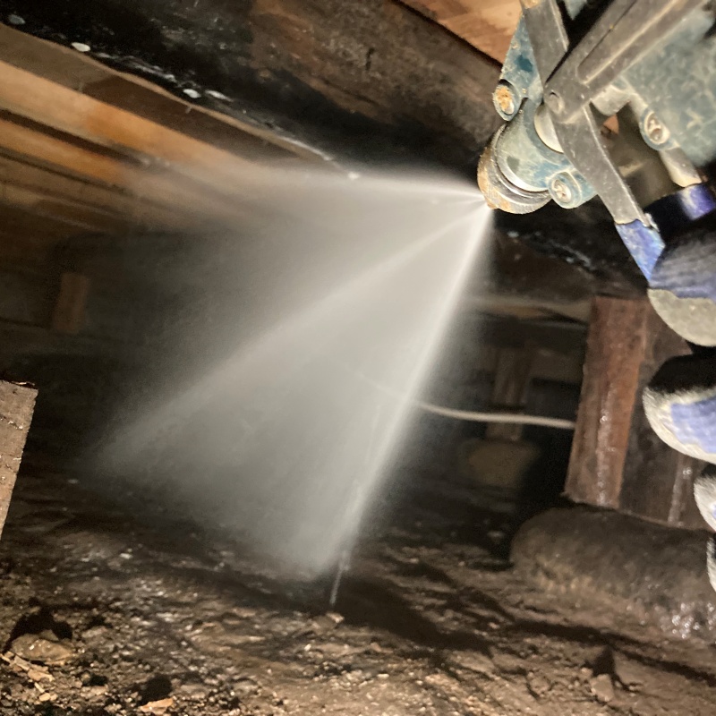 床下の地面にシロアリ駆除剤を散布