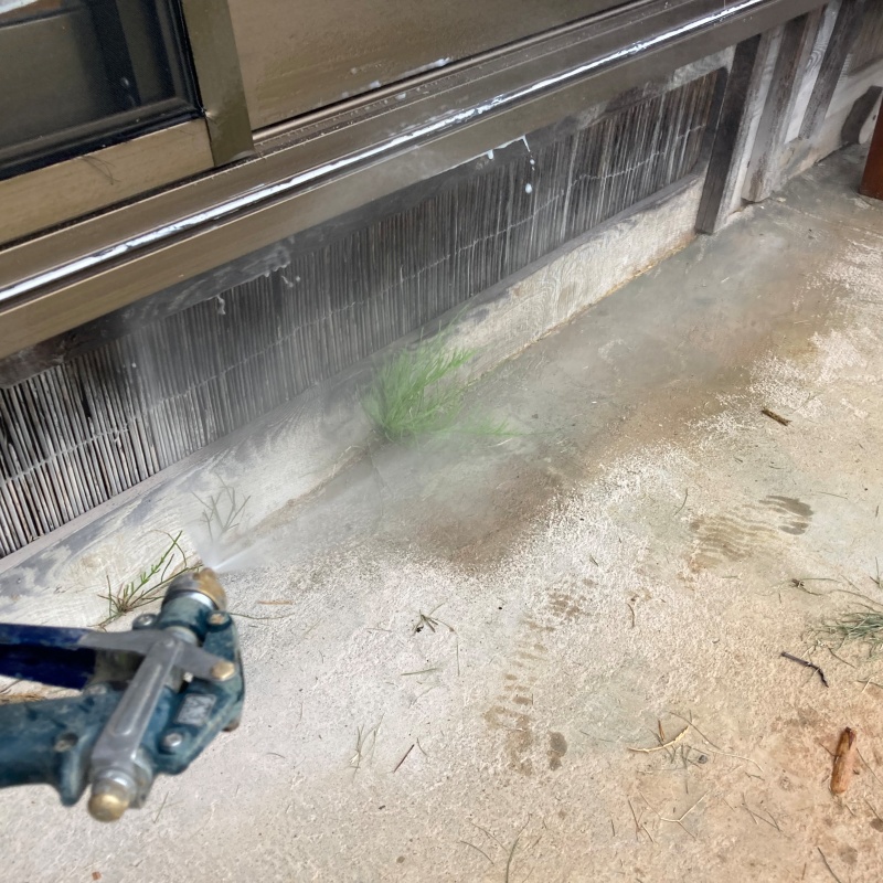 建物の外周にシロアリ駆除剤を散布