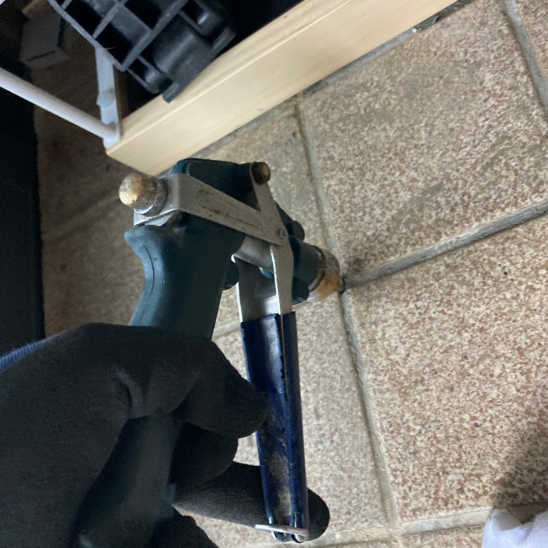 床にシロアリ駆除剤を注入