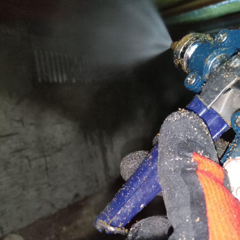 床下の木材にシロアリ駆除剤を散布