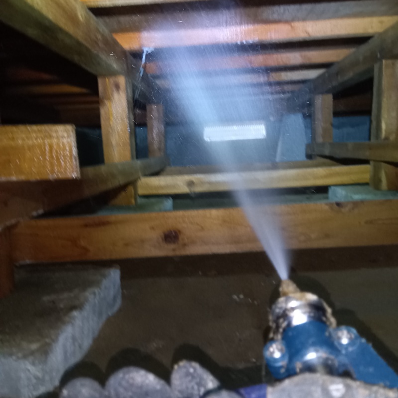 床下の木材にシロアリ駆除剤を散布