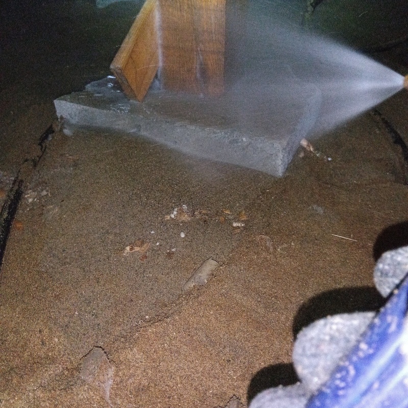 束石まわりにシロアリ駆除剤を散布