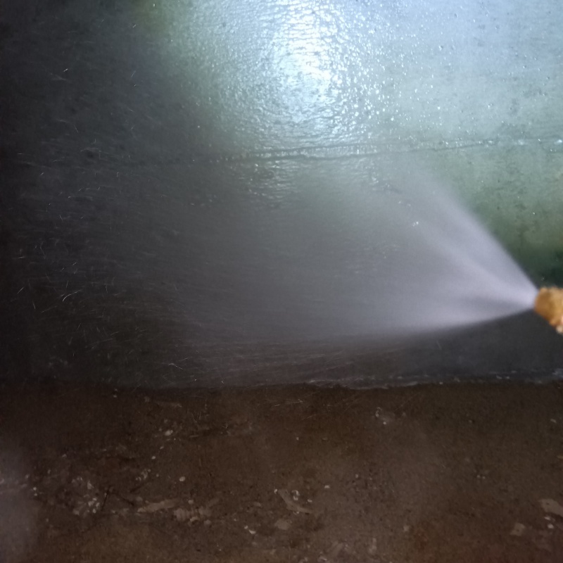 床下の地面にシロアリ駆除剤を散布