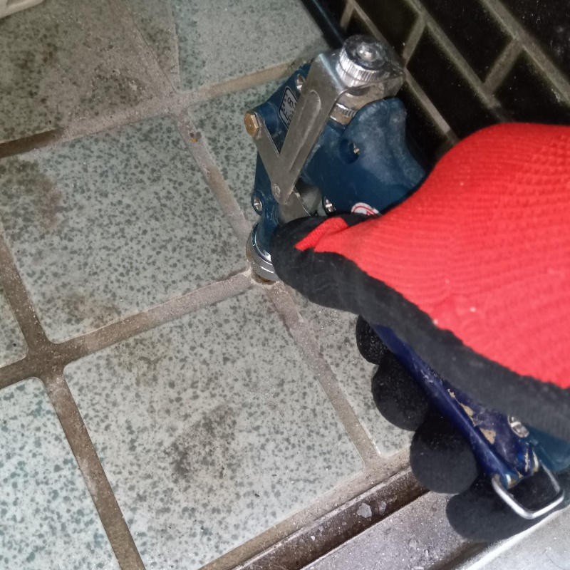 床にシロアリ駆除剤を注入