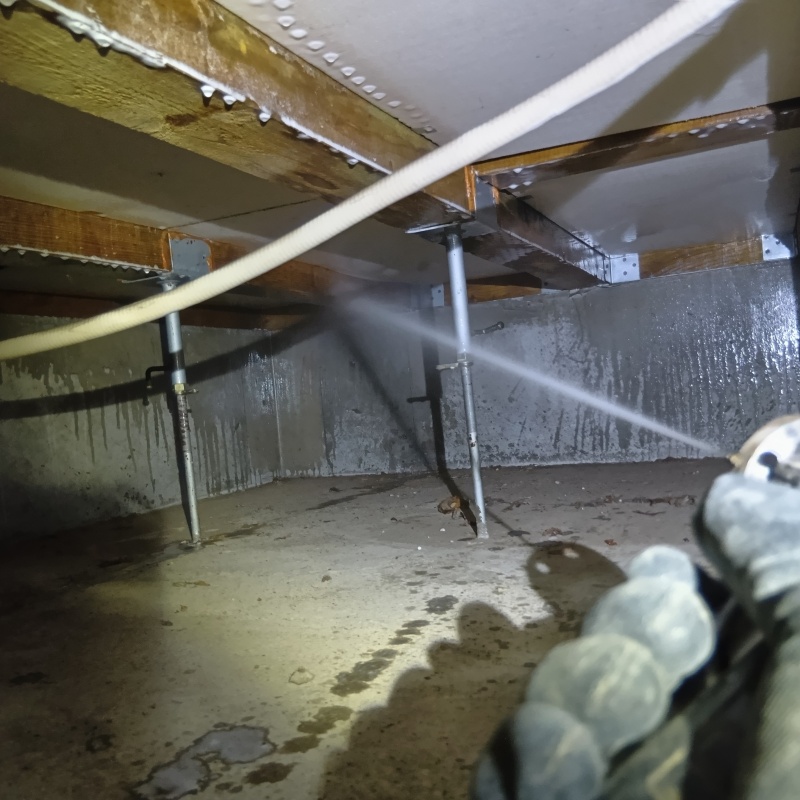 床下の木材に防蟻剤を散布