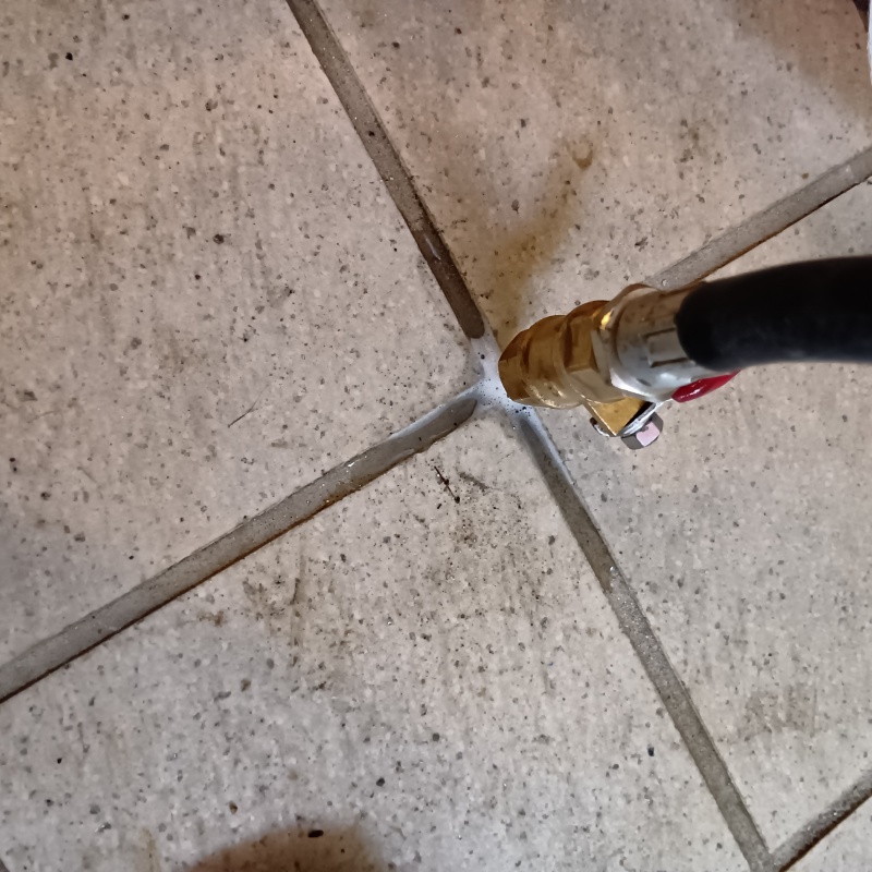 床に防蟻剤を注入