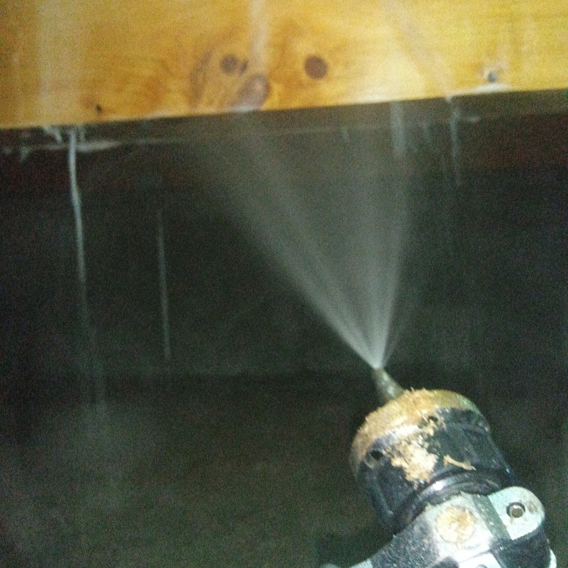 床下の木材にシロアリ駆除剤を散布